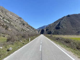 Albaniens Motorrad-Traumstraßen – Straße in die Berge