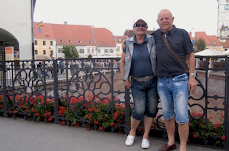 Zwei Freunde auf der Lügenbrücke in Sibiu bei geführte Motorradtour nach Rumänien