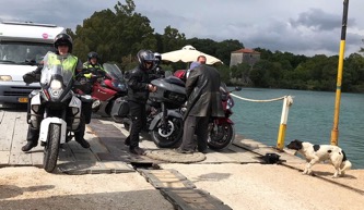 Motorradfahrer als Reisegast einer Motorradtour nach Albanien und Griechenland mit dem Motorrad auf der Ponton-Fähre bei Butrint in Albanien