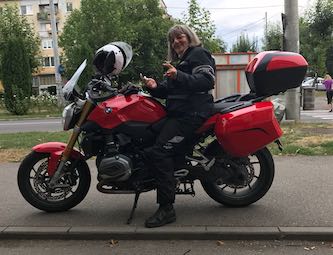 Weiblicher Gast, Bikerin auf Motorrad bei geführte Motorradtour nach Rumänien